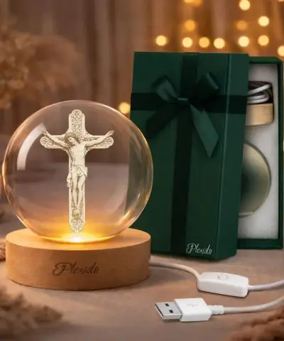 Kryształowa Kulka 3D Jezus Na Krzyżu Drewniana Podstawa LED