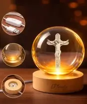 Kryształowa Kulka 3D Jezus Na Krzyżu Drewniana Podstawa LED