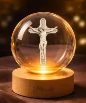 Kryształowa Kulka 3D Jezus Na Krzyżu Drewniana Podstawa LED